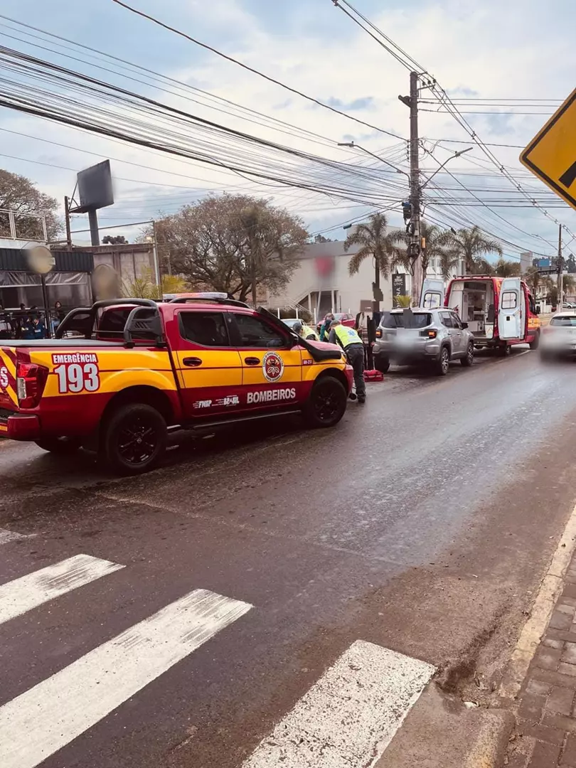 Mulher fica ferida ao cair de moto em avenida